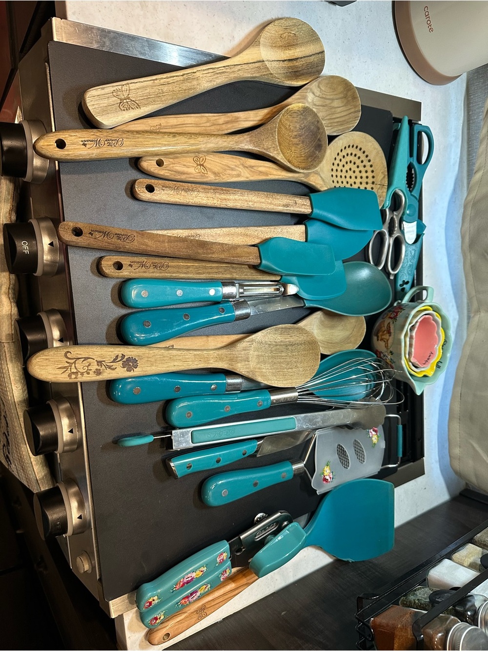 Pioneer woman kitchen collection.
